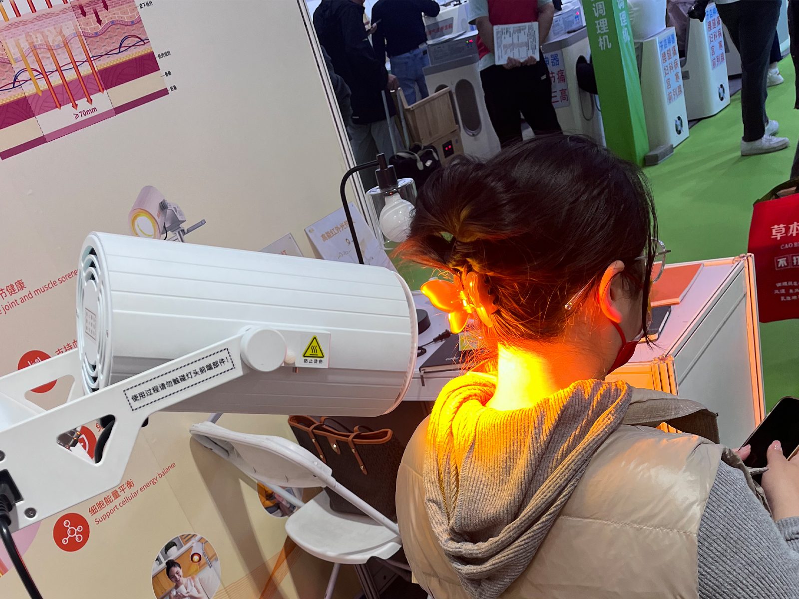 客户在照尚展位体验高能红外光热仪00 客户在照尚展位体验高能红外光热仪00